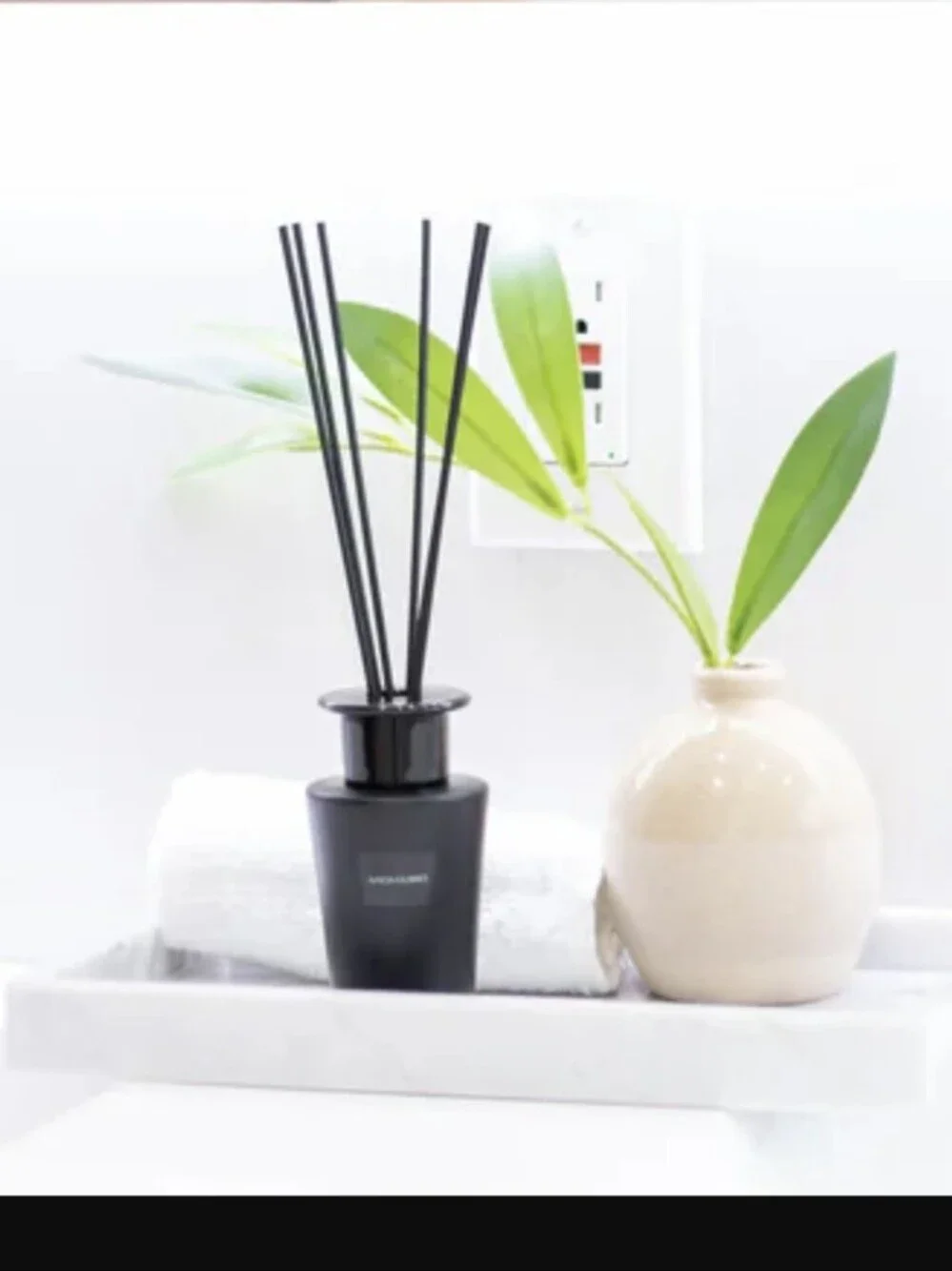 NIB Aroma360 Iris Black Reed Diffuser